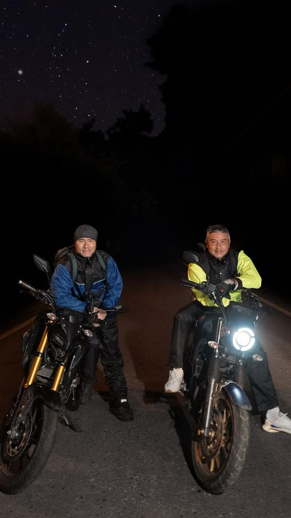 李銘忠和李銘順上路第一天騎超過12小時。(圖/公視提供)