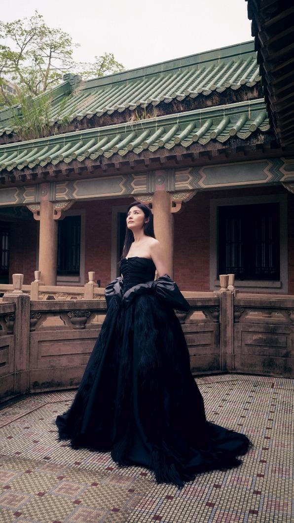 陳慧琳換非常多套衣服。(圖/環球音樂提供)