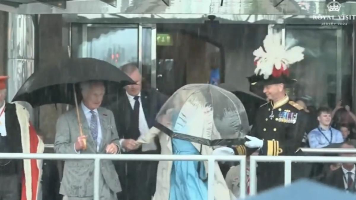 查爾斯三世生氣了,示意助手幫忙卡蜜拉穿上外套。(圖/翻攝自Royal Visit)
