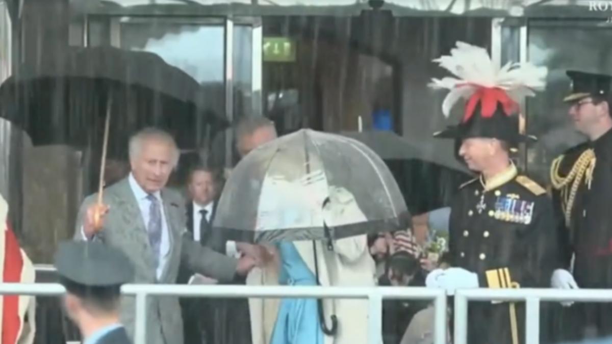 英王室出訪遇暴雨!卡蜜拉「手臂被外套卡住」 查爾斯見這幕怒了