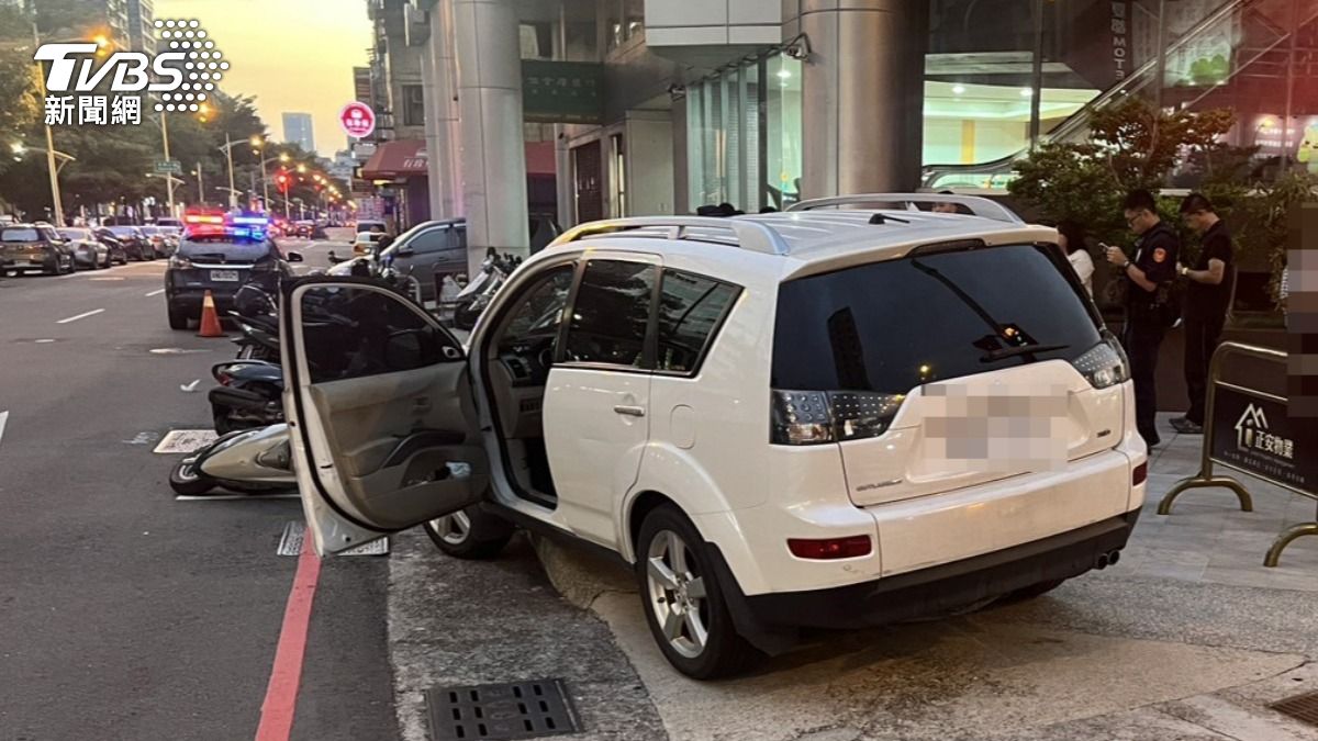 累了嗎?79歲翁開車恍神撞飛騎士 下秒骨牌式掃倒4車
