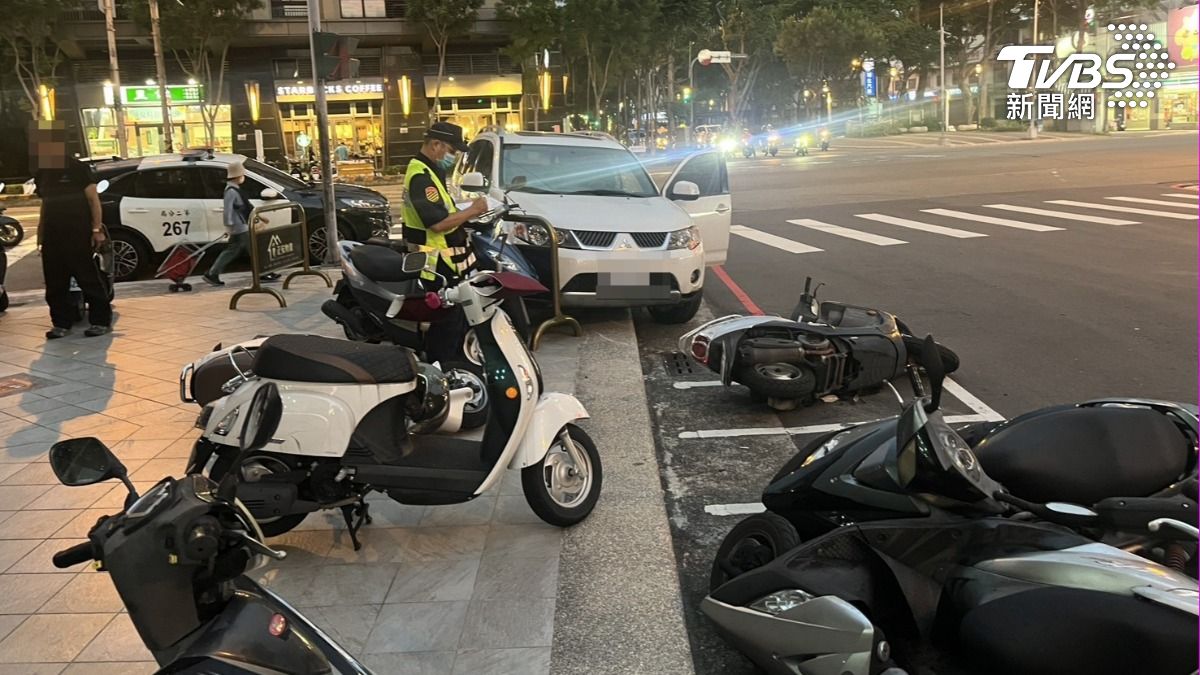 另外有4台車也被波及。（圖／TVBS）