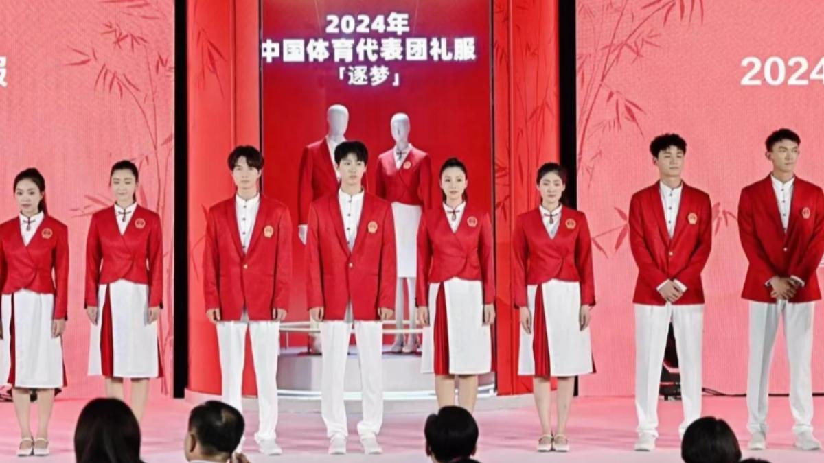 中國隊服挨轟開性別倒車。(圖/翻攝自 微博@TeamChina中国国家队)