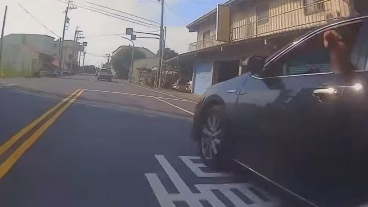台南小客車「狂換車道又急煞」　逼停機車叫囂惡劣畫面曝
