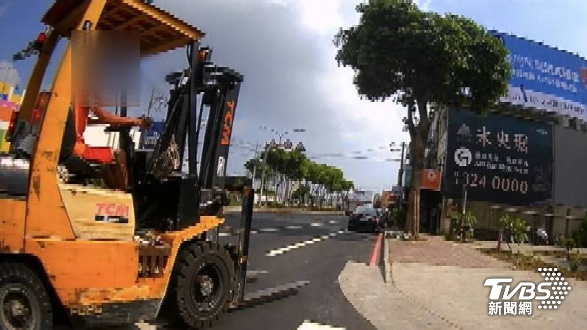 開堆高機還酒駕!工人通行證、執照全無 「渾身酒氣」危險上路