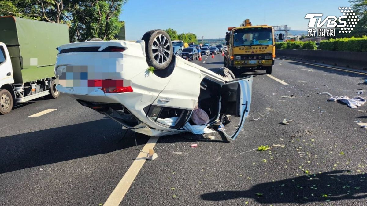 上班快遲到!國1轎車自撞護欄烏龜翻 車流大回堵一度紫爆