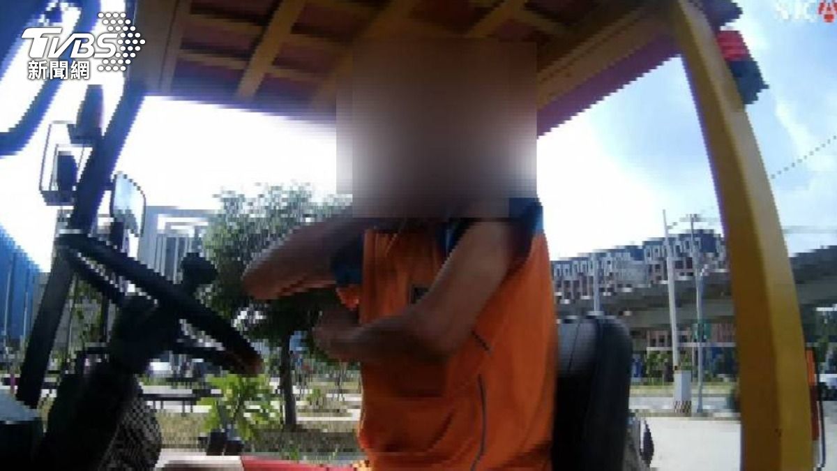 黃姓駕駛不但未持臨時通行證，也沒有訓練執照，身上甚至散發濃烈酒氣。（圖／TVBS）