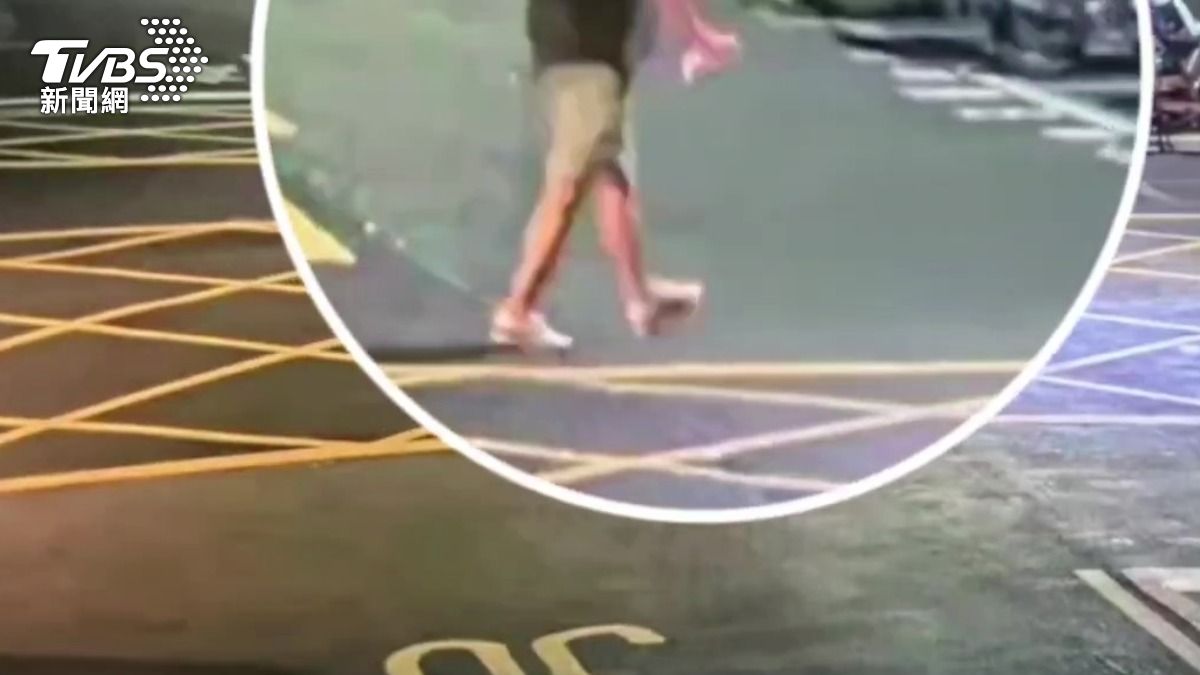 畫面中可清楚看到嫌犯手上拿著噴漆罐。（圖／TVBS）
