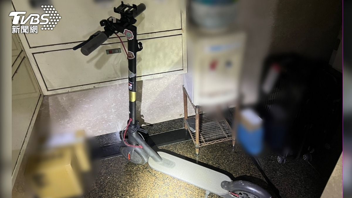 警方指出依規定電動滑板車禁止行駛於道路上。（圖／TVBS）