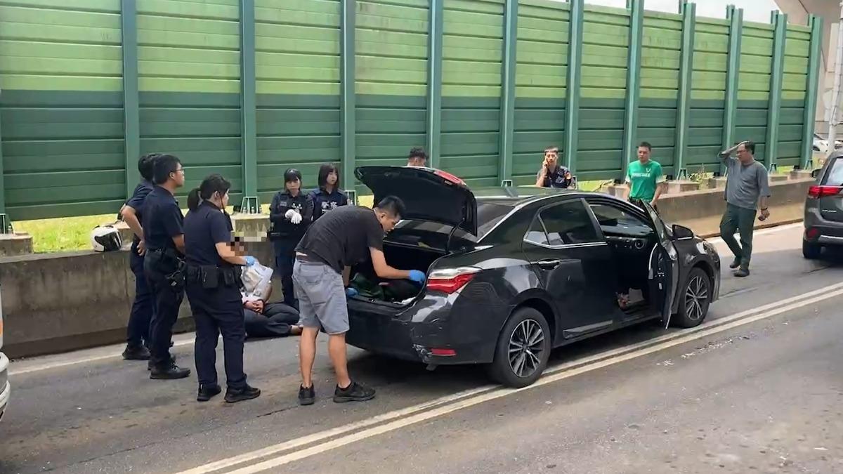 警方在現場逮捕2名詐欺車手。(圖/民眾提供)