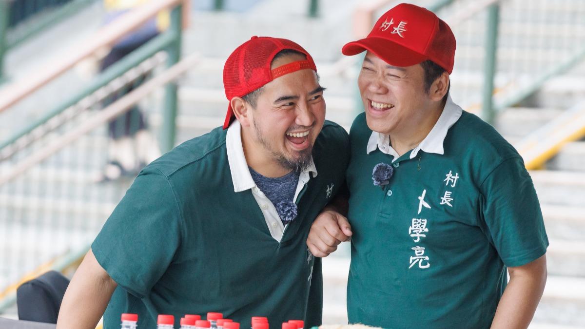 卜學亮（右）、瑪斯卡奮力叫賣乏人問津。（圖／好看娛樂提供）