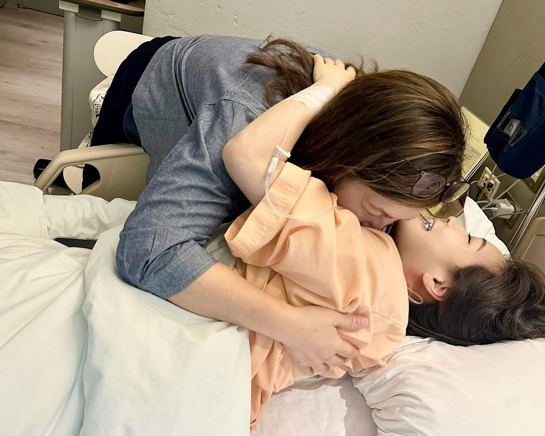 母女二人感動相擁。(圖/翻攝自新聞主播張若妤)
