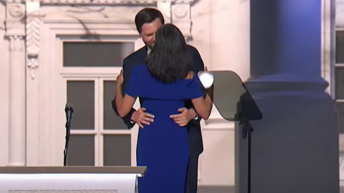 范斯夫妻相擁。(圖/翻攝自 RNC 2024)