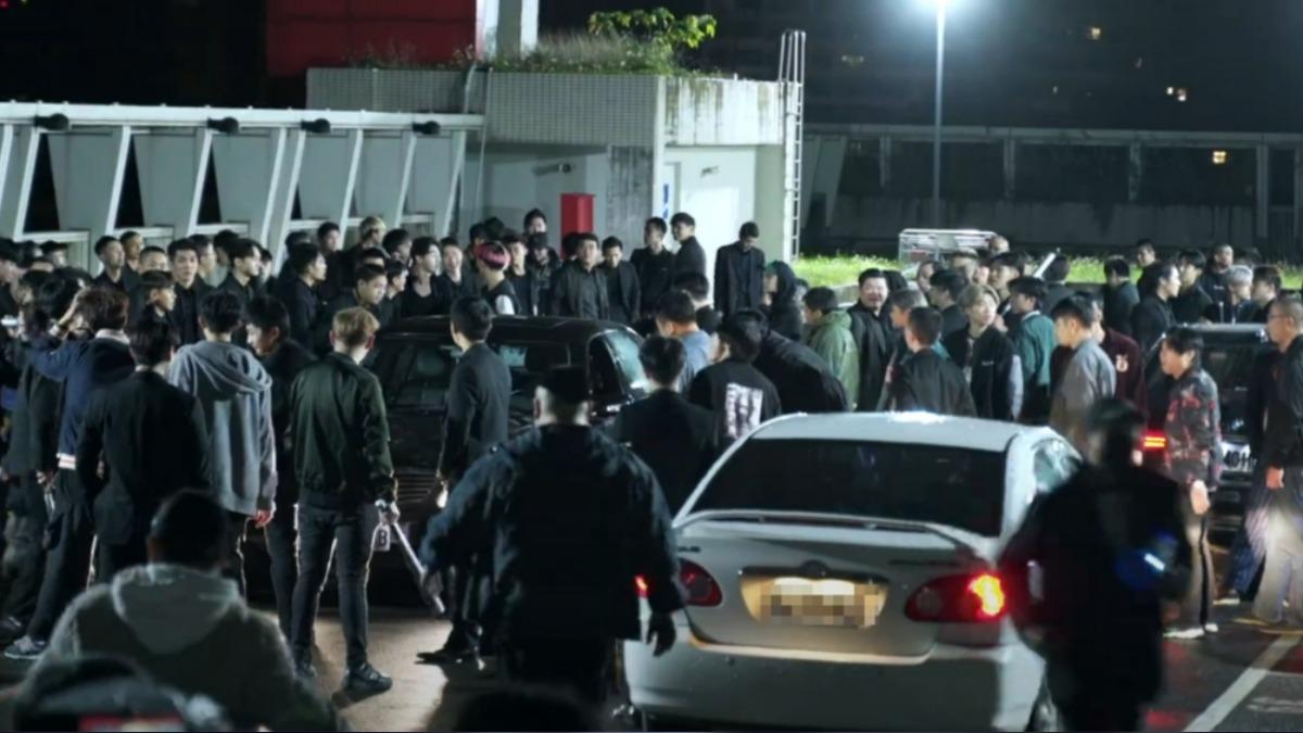 頂樓戶外停車場驚傳喋血械鬥「6大幫派齊聚」 震撼畫面曝光