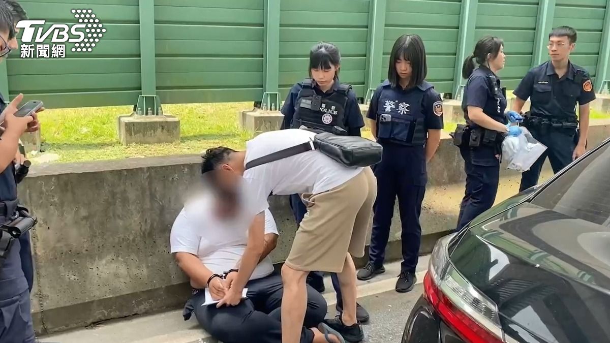 丁姓男子被警方上銬逮捕。(圖/TVBS)