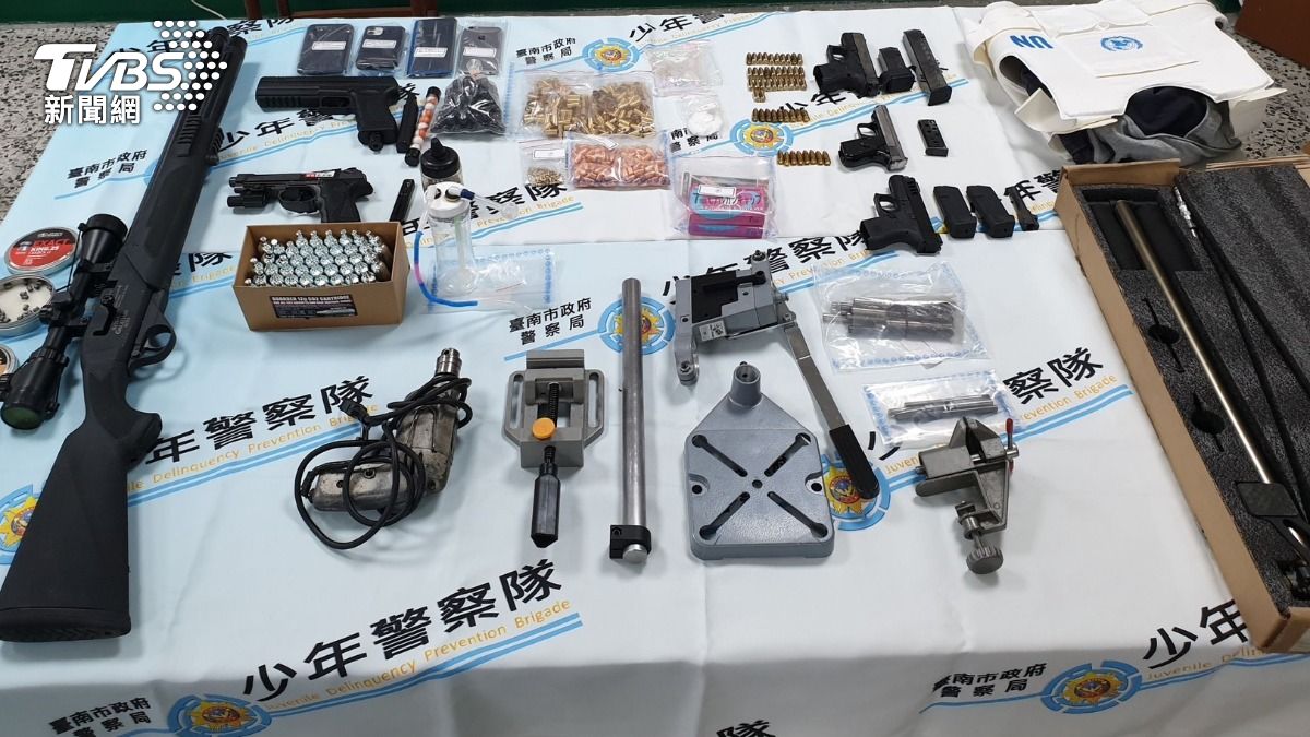 台南警方在一間槍械改造工廠內發現長短槍以及聯合國防彈衣。（圖／TVBS）