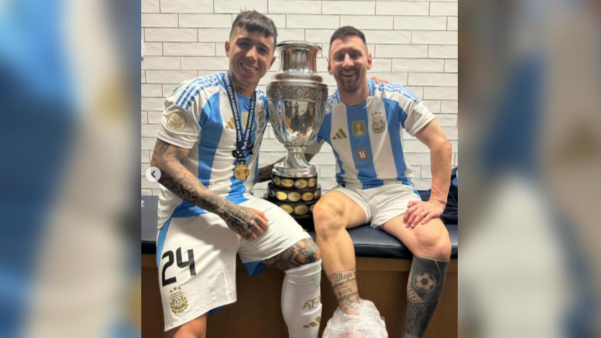 梅西(Lionel Messi,圖右)被要求道歉。(圖/翻攝自 IG@enzojfernandez)
