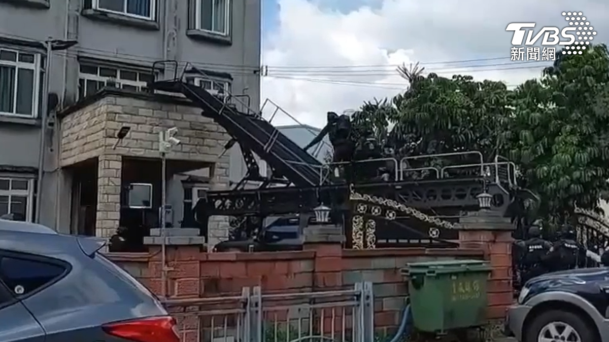 雲梯裝甲車造價約1700萬。(圖/TVBS)