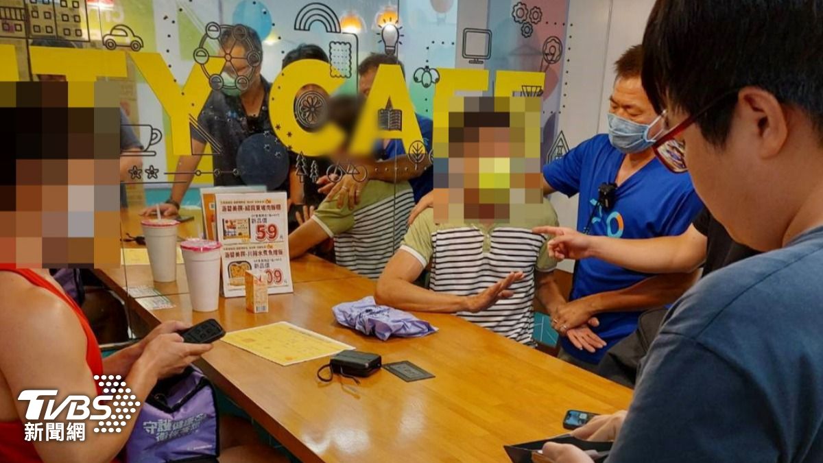 多名員警於超商現場周邊埋伏。(圖/TVBS)