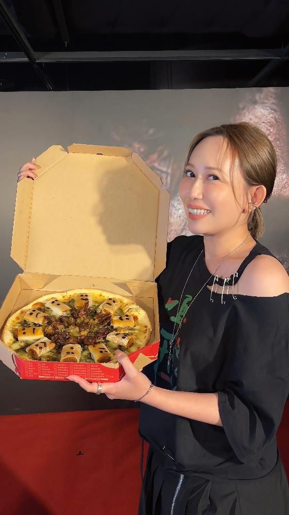 知名PIZZA品牌推出《嘎啦》聯名款披薩。(圖/后花園娛樂提供)