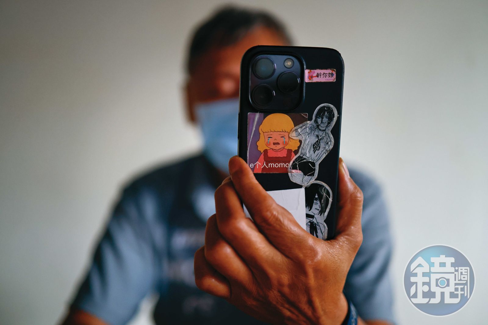 小宇的手機殼上貼著emo貼紙和喜歡的漫畫人物。（圖／鏡週刊）