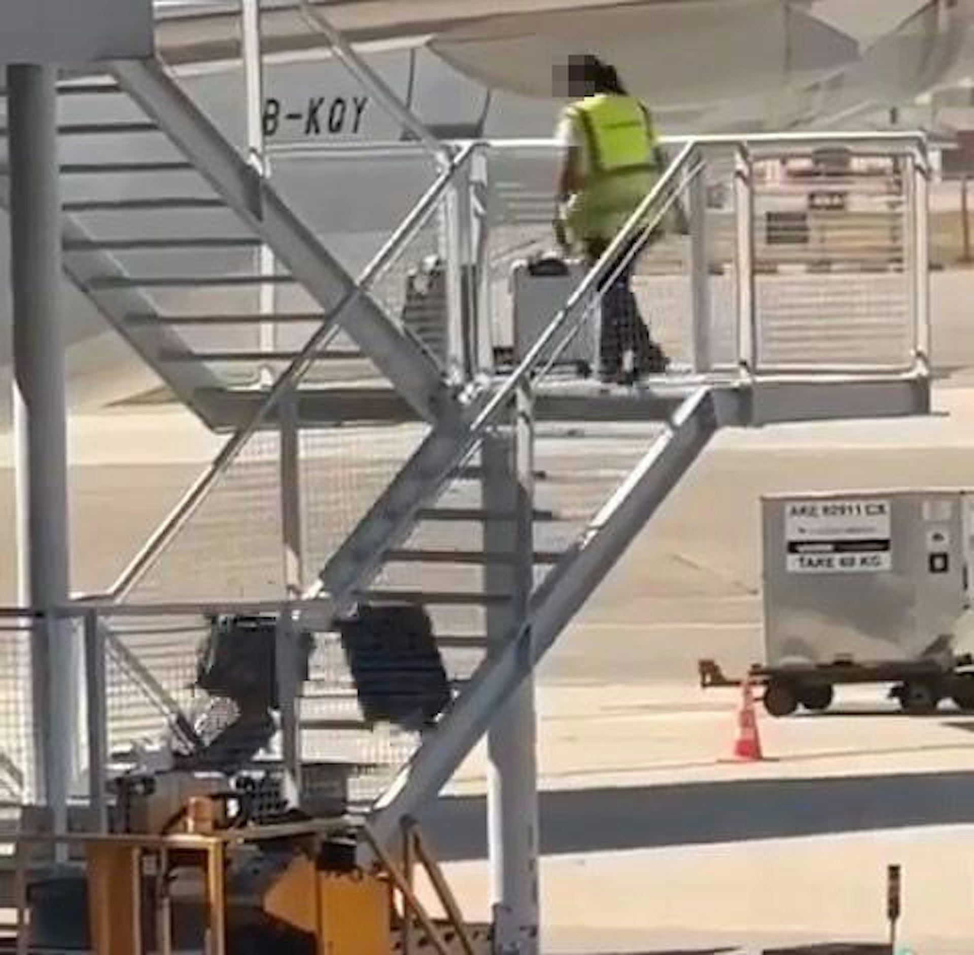 國泰航空表示,該員工已調離相關崗位。(圖/翻攝自影片截圖)