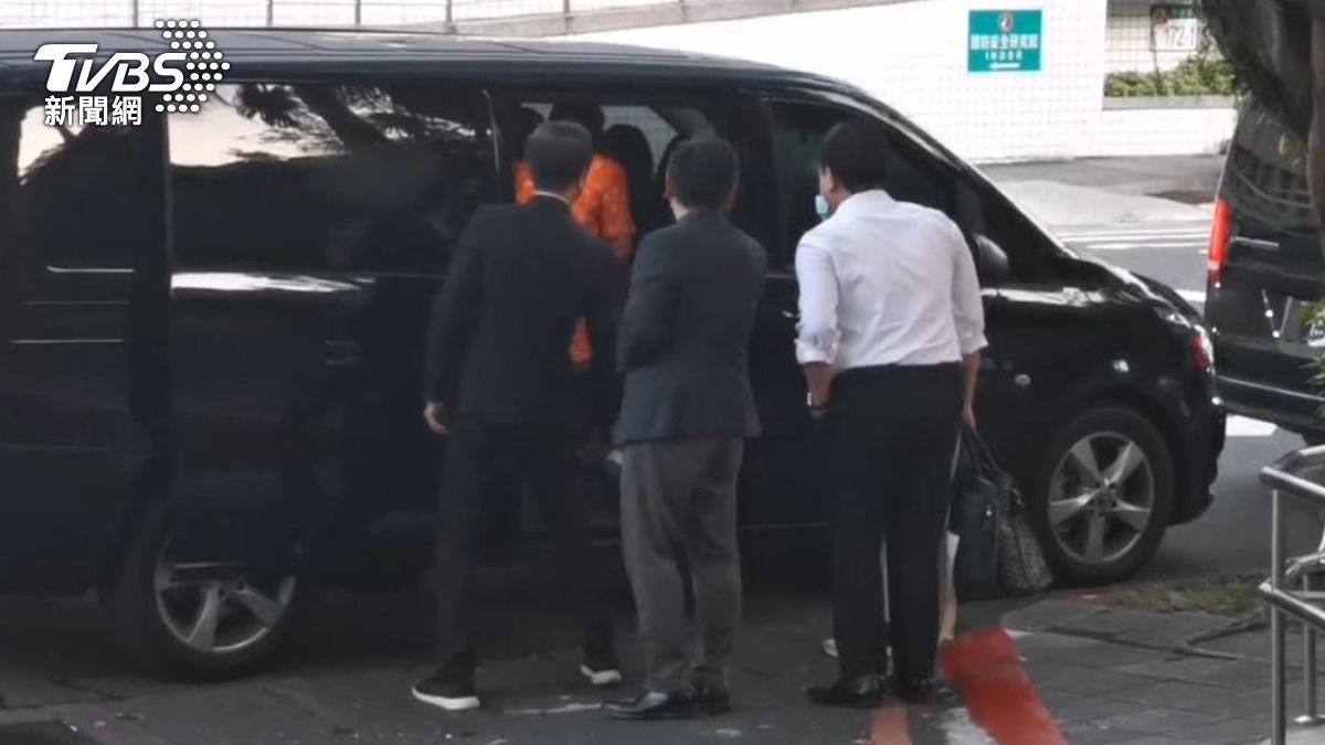 經檢方漏夜複訊後，洪水樹以1000萬元交保，另有6人以500萬元、300萬元交保。（圖／TVBS）
