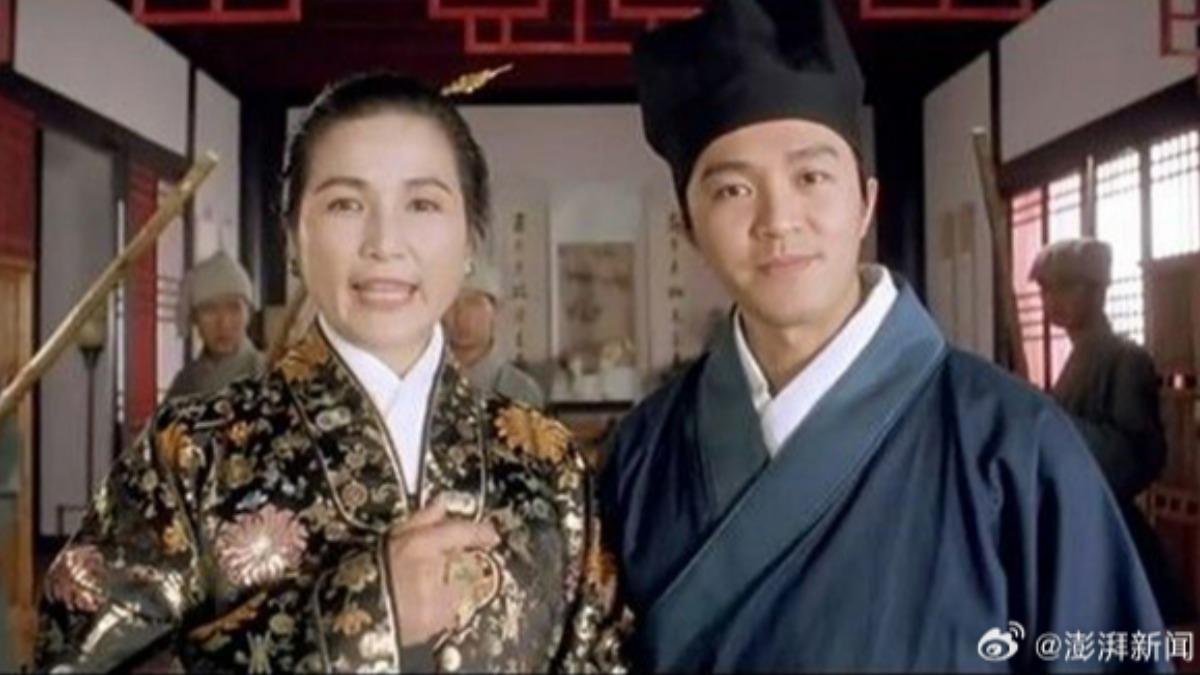 鄭佩佩(左)演活《唐伯虎點秋香》「華夫人」一角。(圖/翻攝自微博)