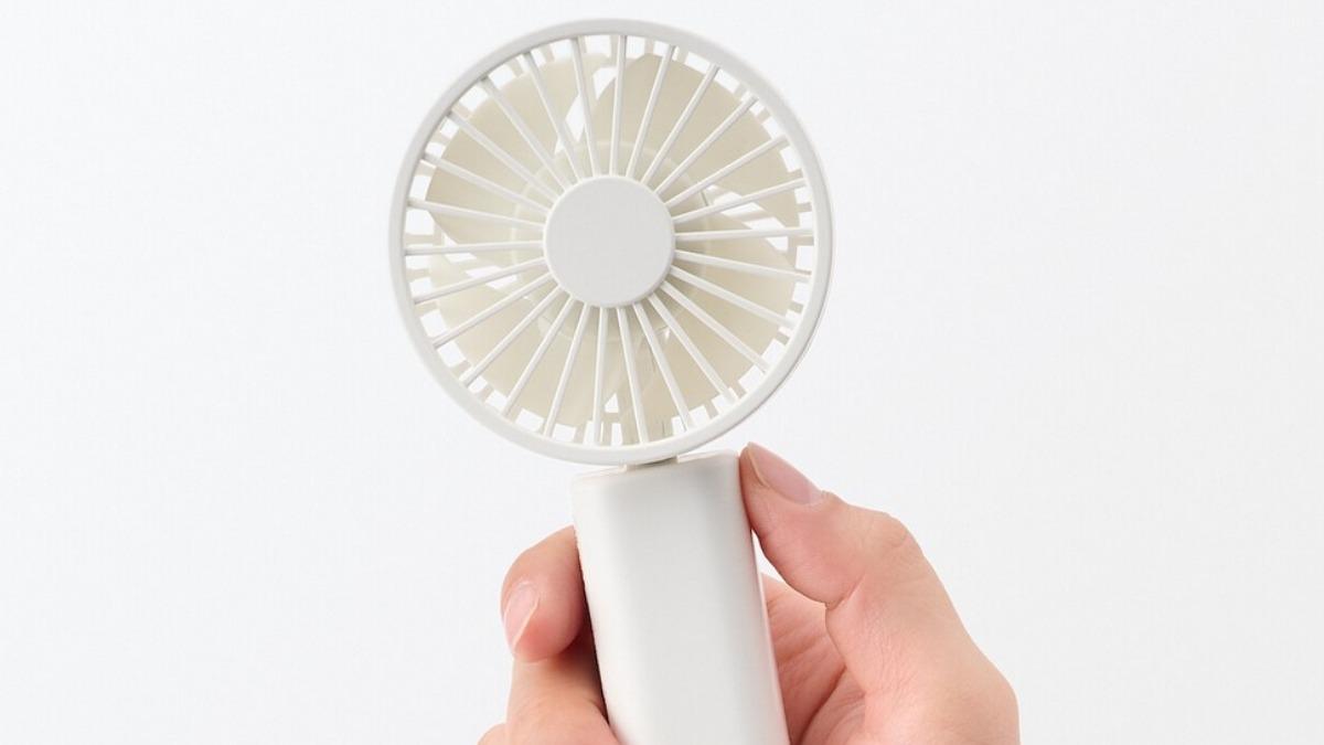無印良品可攜帶充電式輕巧型隨身風扇。(圖/業者提供)
