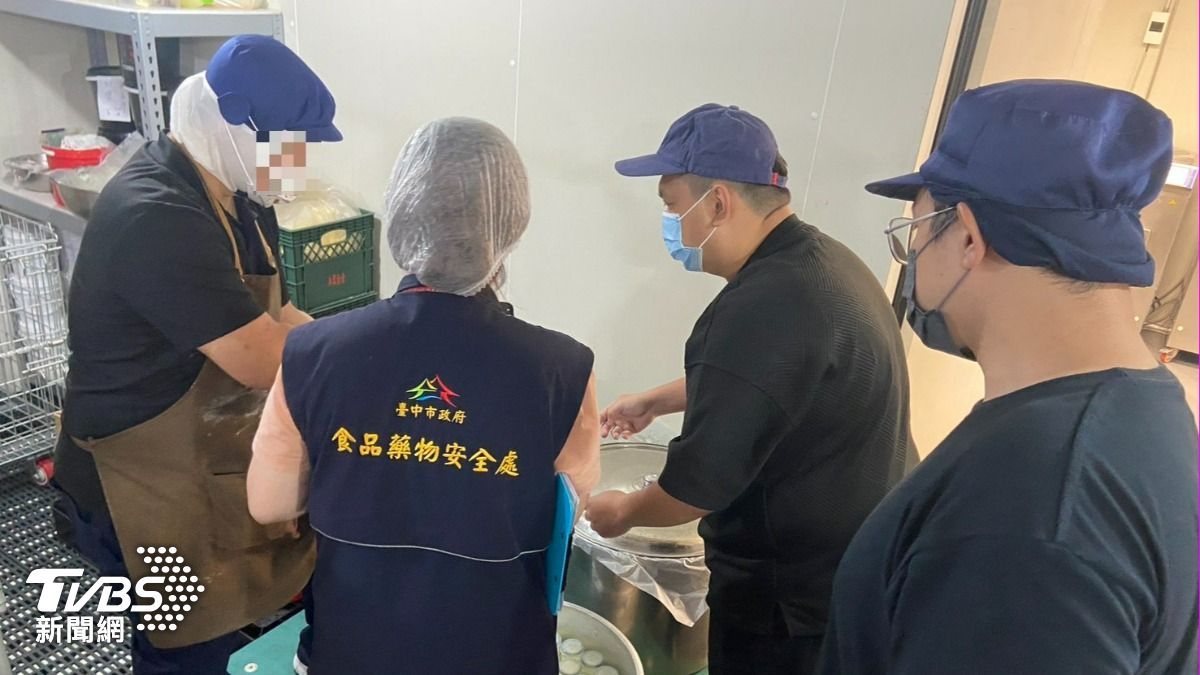 食安處人員未發現泡芙有發霉的情形。(圖/TVBS)