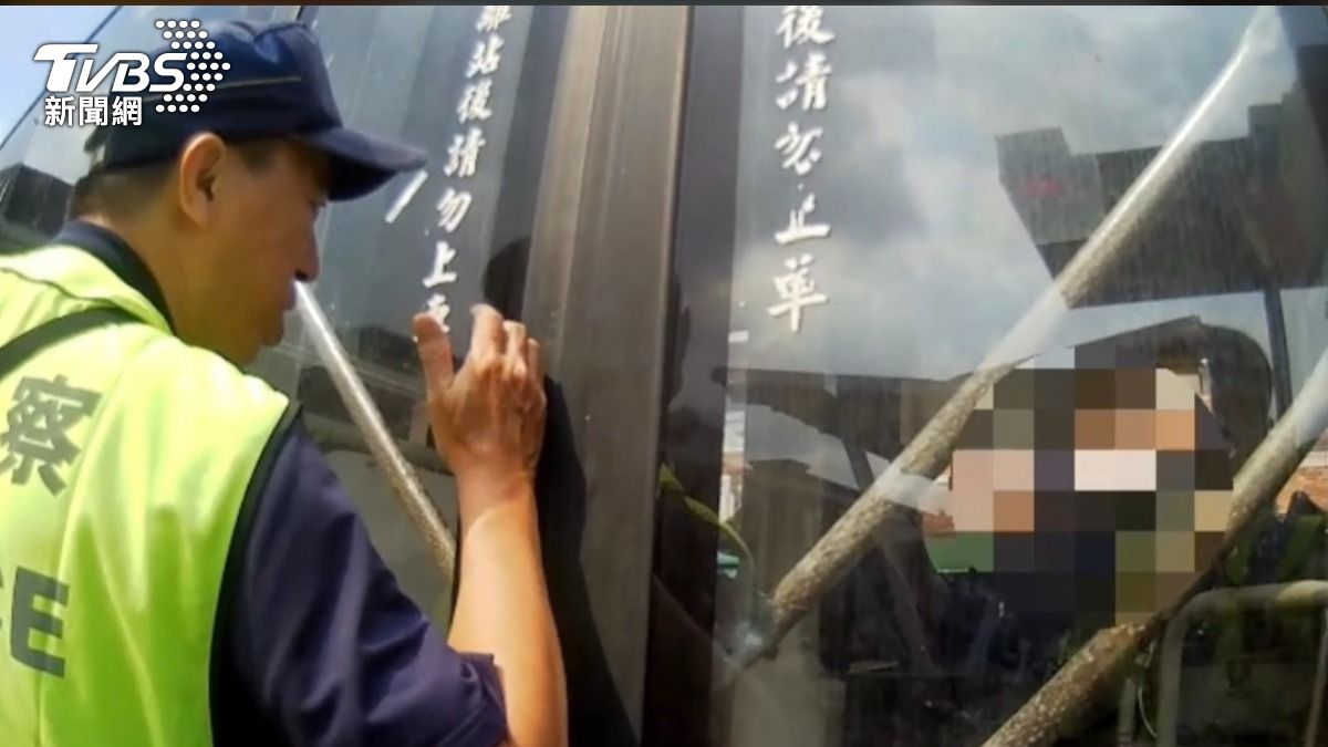 公車駕駛突不適「臥方向盤」！車上無乘客　警狂拍車門呼叫