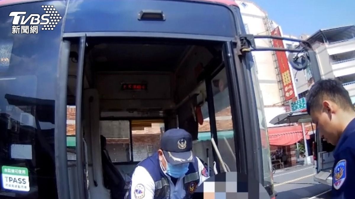 警方立即協助將公車駕駛送醫。(圖/TVBS)