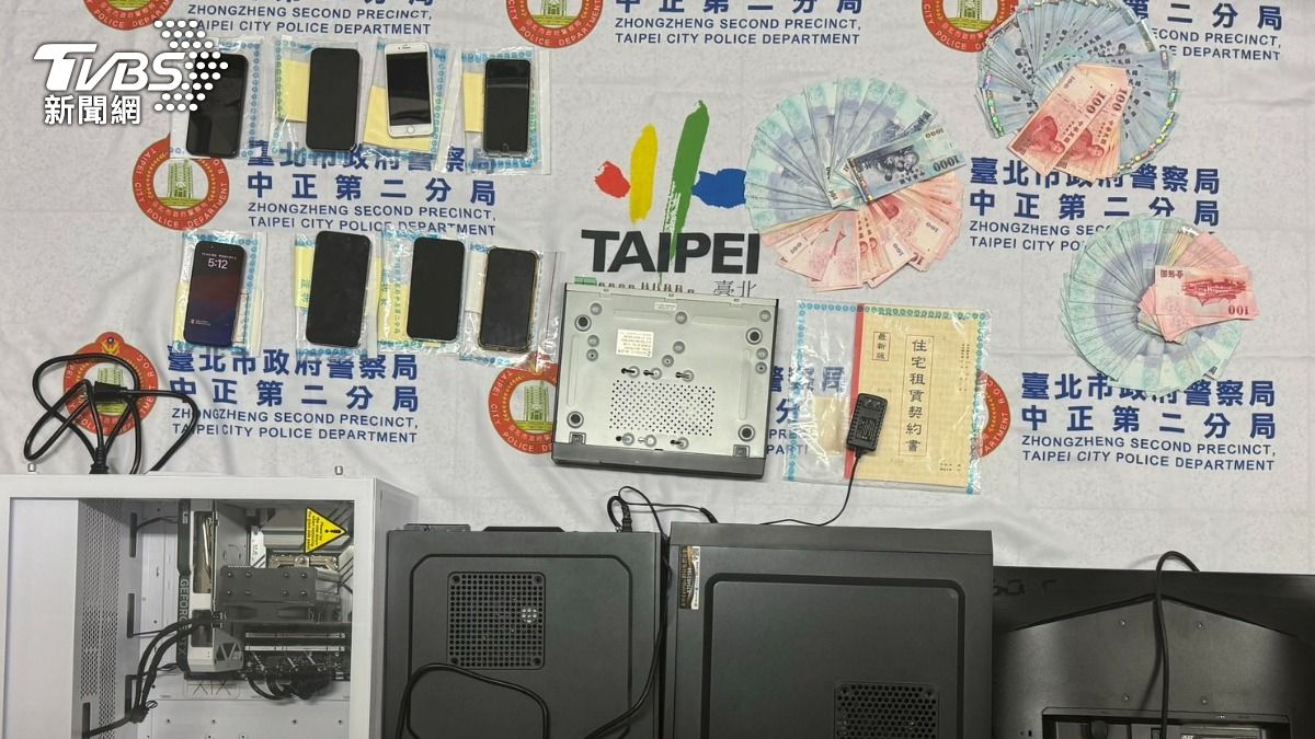 警方查扣詐欺相關證物。(圖/TVBS)