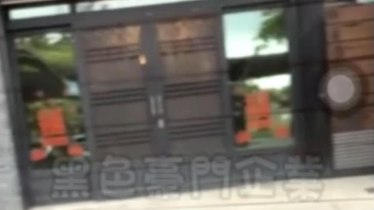 肇事駕駛逃離現場,警方獲報後以車追人。(圖/翻攝自黑色豪門企業)