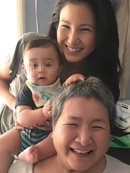 鄭佩佩晚年與女兒原子鏸、孫子合照。（圖／翻攝原子鏸微博）