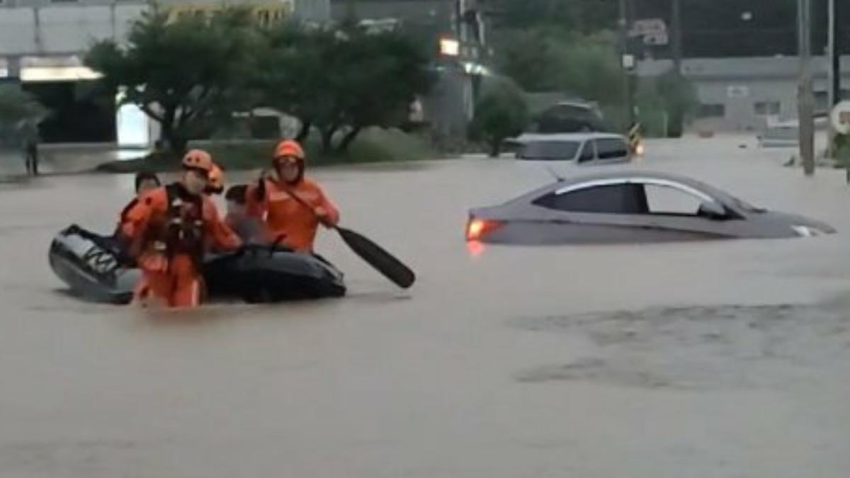 南韓暴雨也造成不少淹水災情。（圖／翻攝中央日報）