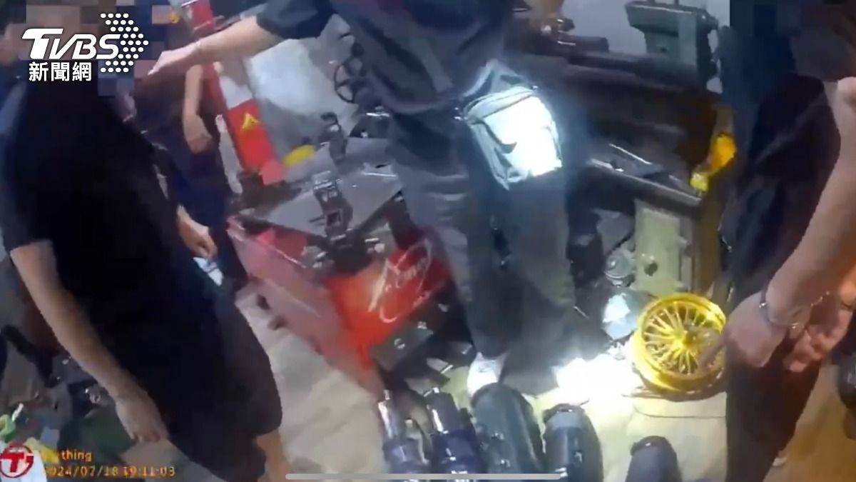 警方逮捕林姓毒蟲,事後查獲遭竊的排氣管。(圖/TVBS)