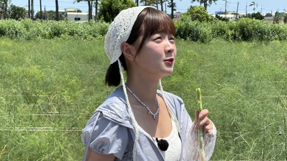 籃籃吃蘆筍。(圖/民視提供)