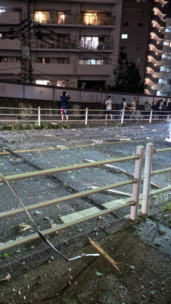 埼玉公寓爆炸,就連距離100公尺外的道路都有公寓炸出的玻璃碎片。(圖/翻攝自X平台)