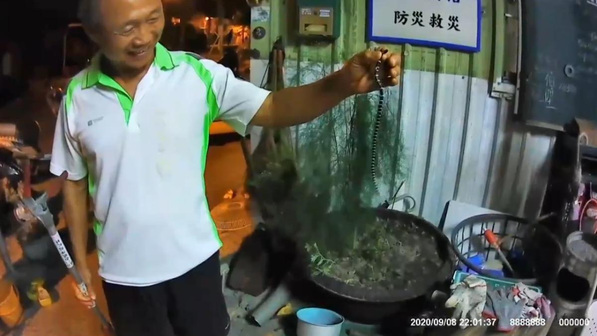 安親里里長只要一接獲里民通報,就會前往捕蛇。(圖/蘇青癸提供)