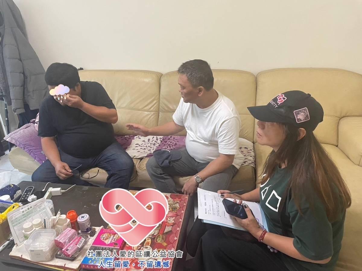 小婉爸爸哭著說，自己無能為力，無法給孩子更好的生活。（圖／翻攝自愛的延續公益協會官網）