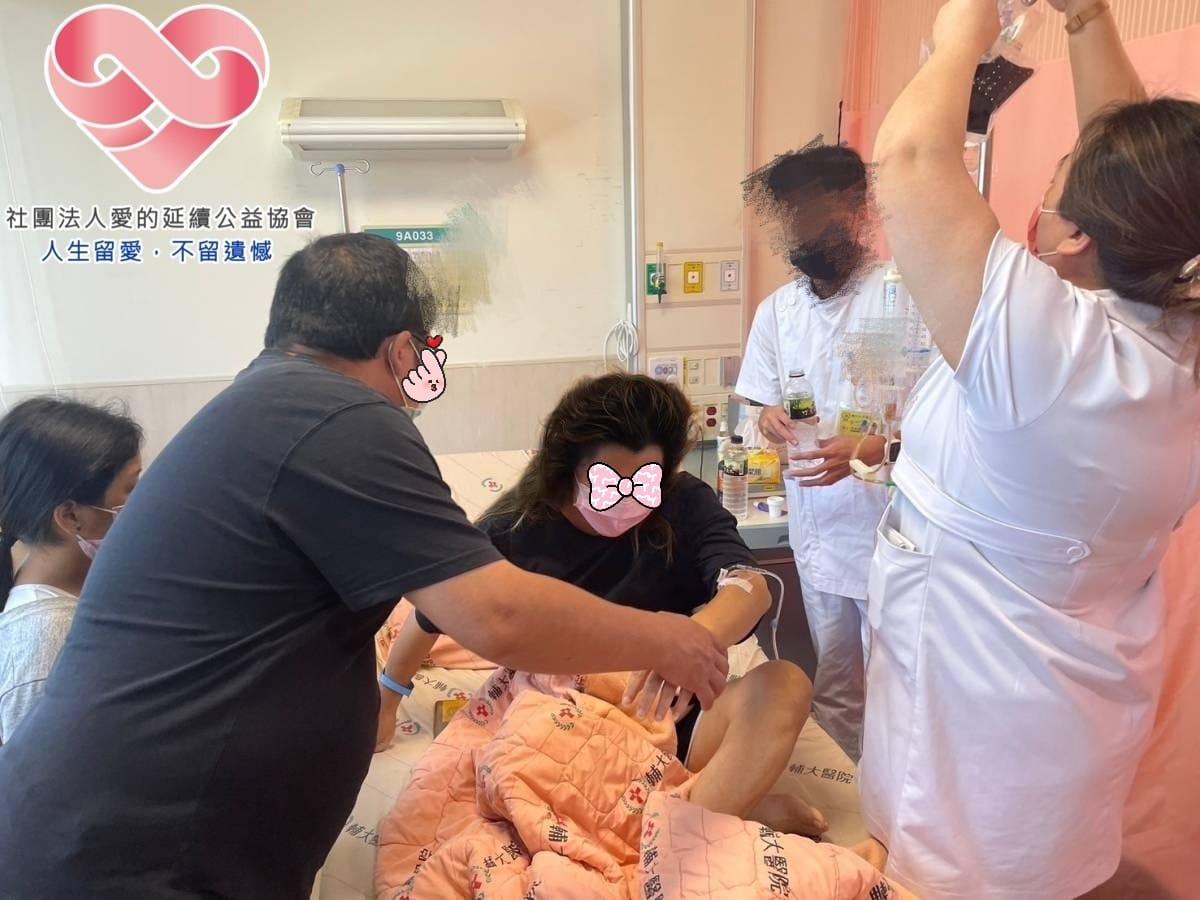 爸爸（圖左）癌末，而母親也罹癌，卻無錢開刀。（圖／翻攝自愛的延續公益協會官網）