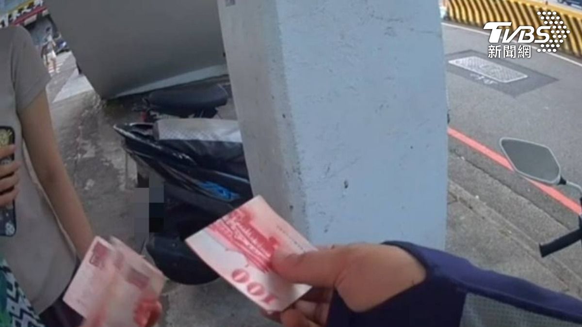 霸氣暖警掏300喊都台南人不用還。（圖／TVBS）