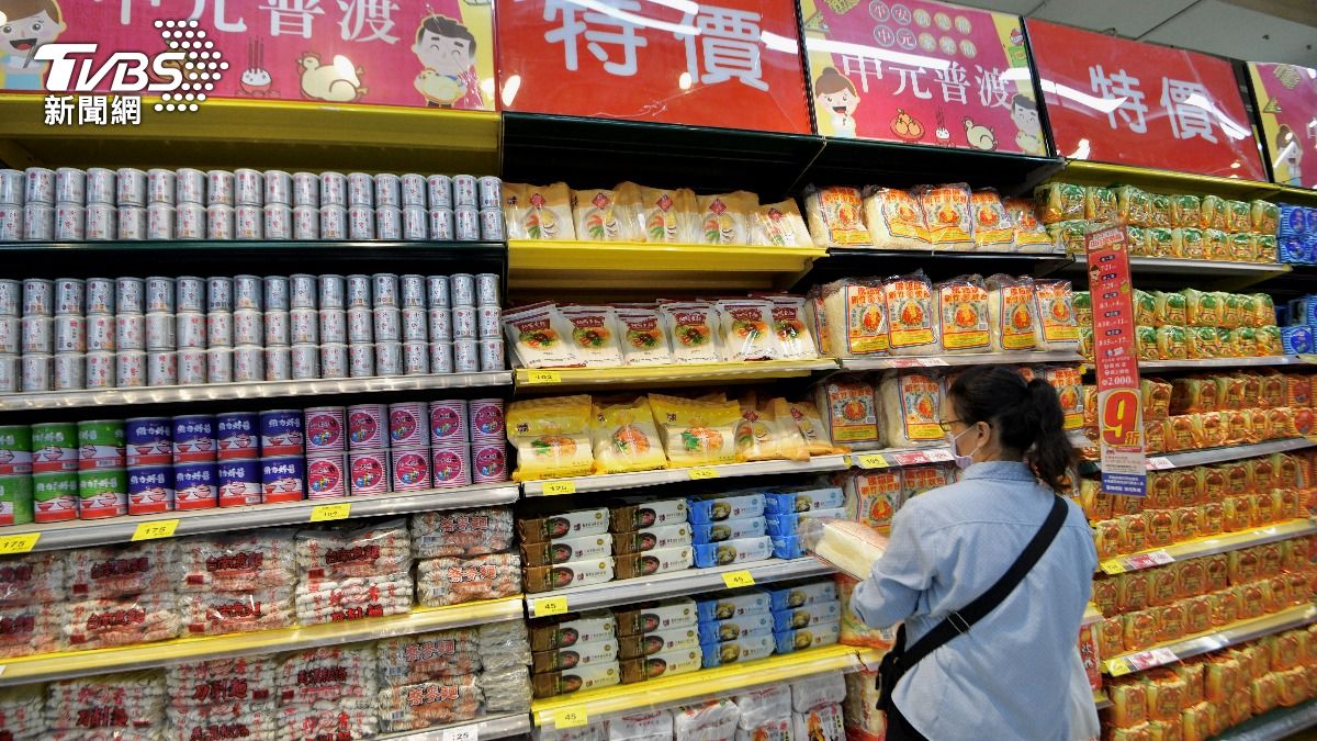 中元檔期，大賣場推出多款優惠。（圖／胡瑞麒攝）