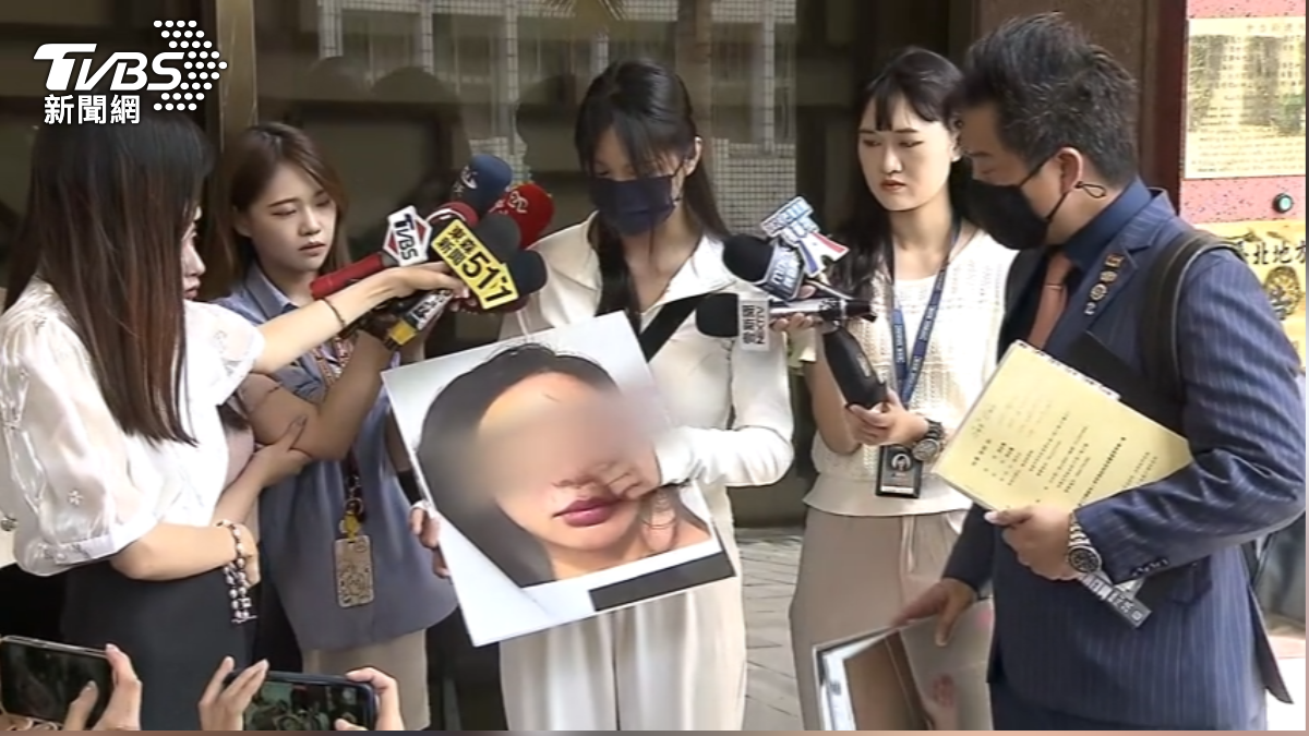 謝女帶著受傷照片,赴北檢提告。(圖/TVBS)