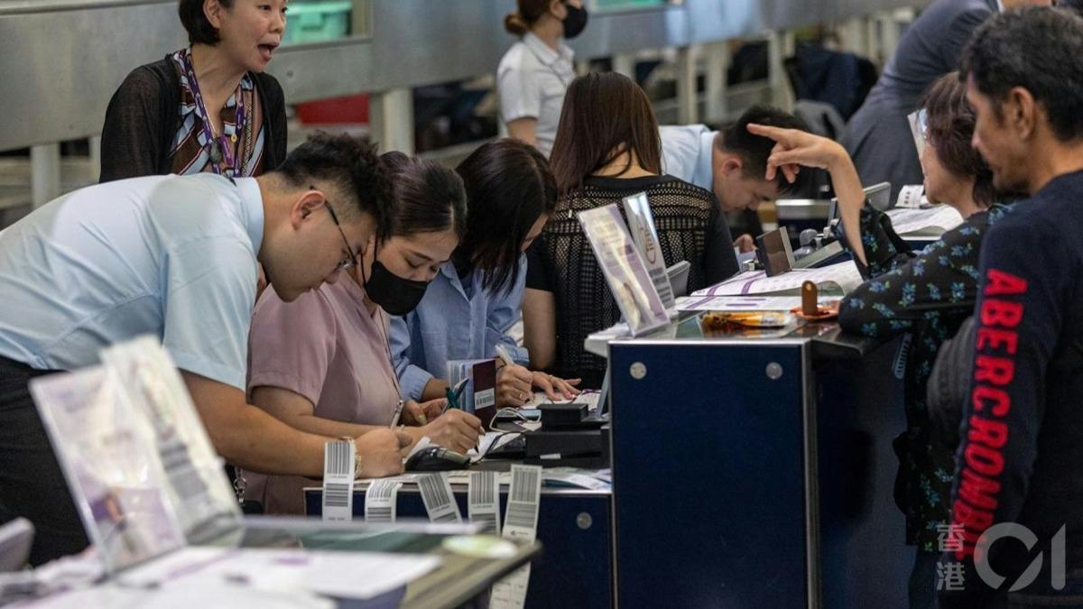 地勤人員要改用人手填寫辦理。（圖／香港01） 
