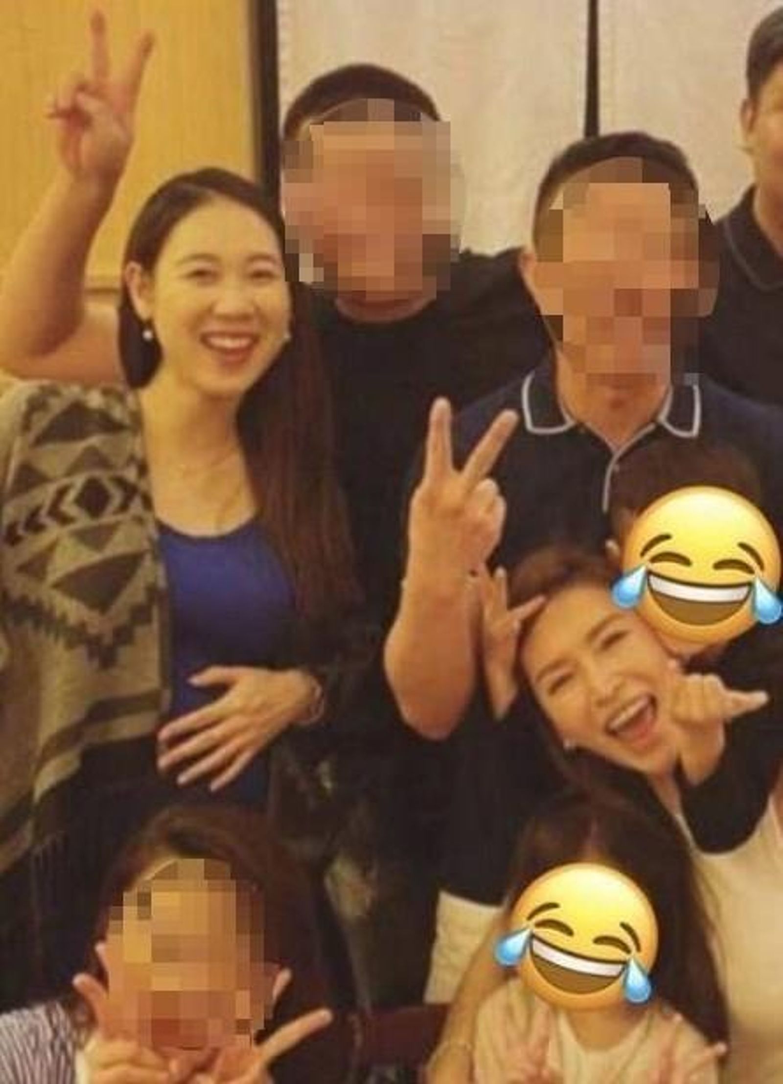 鄭雅勻(左後一)和老公(左後二)與錢帥君(右下)關係不錯。(圖/翻攝自ptt)