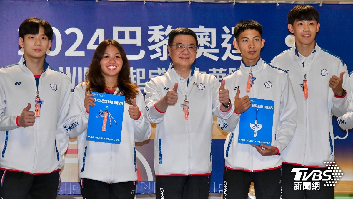 行政院長卓榮泰為出發巴黎奧運的選手們送行勉勵。（圖／胡瑞麒攝）