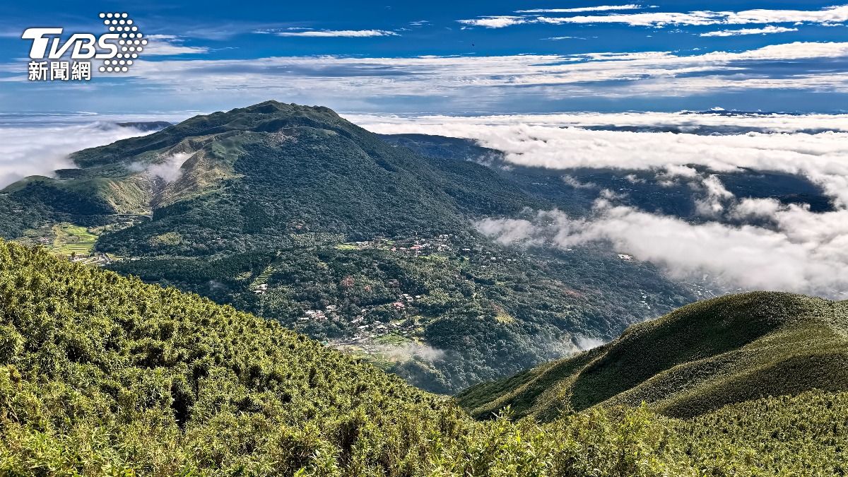 陽明山驚見「妹子脫光內衣」趴趴走!登山客狂發15圖:刷新我三觀