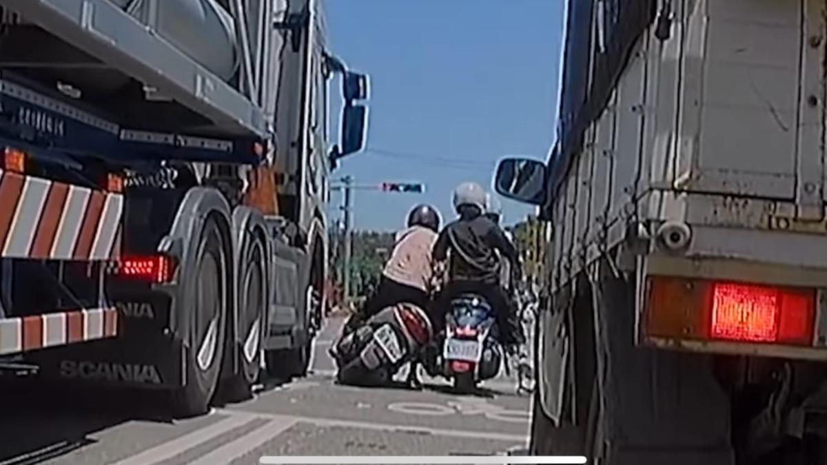 急什麼?竹北大貨車「還沒綠燈就衝」 撞倒婦人險輾斃
